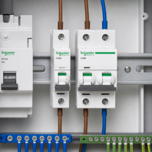 Minh họa đấu CB Schneider 20A loại 1P và 2P trên thanh DIN