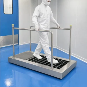Nhân viên sử dụng máy vệ sinh giày phòng sạch MS-P15B