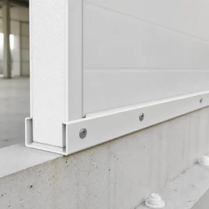 Ứng dụng thanh U tôn diềm cho chân vách panel 50mm